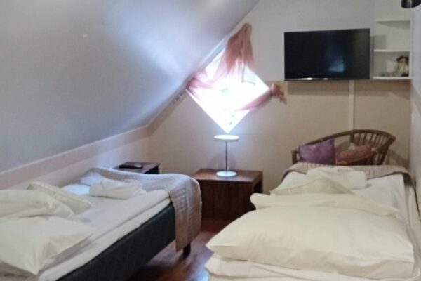 Huone 1